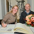 Preisverleihung Denkmalpreis 2020/2021: Familie Viehweg trägt sich in das Buch ein.