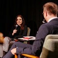 Moderator im Gespräch mit Elisabetha Michel