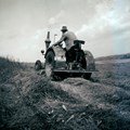 Traktor auf dem Feld - Sammlung Schwabenkartei, Fotograf Dr. Dr. Alfred Weitnauer