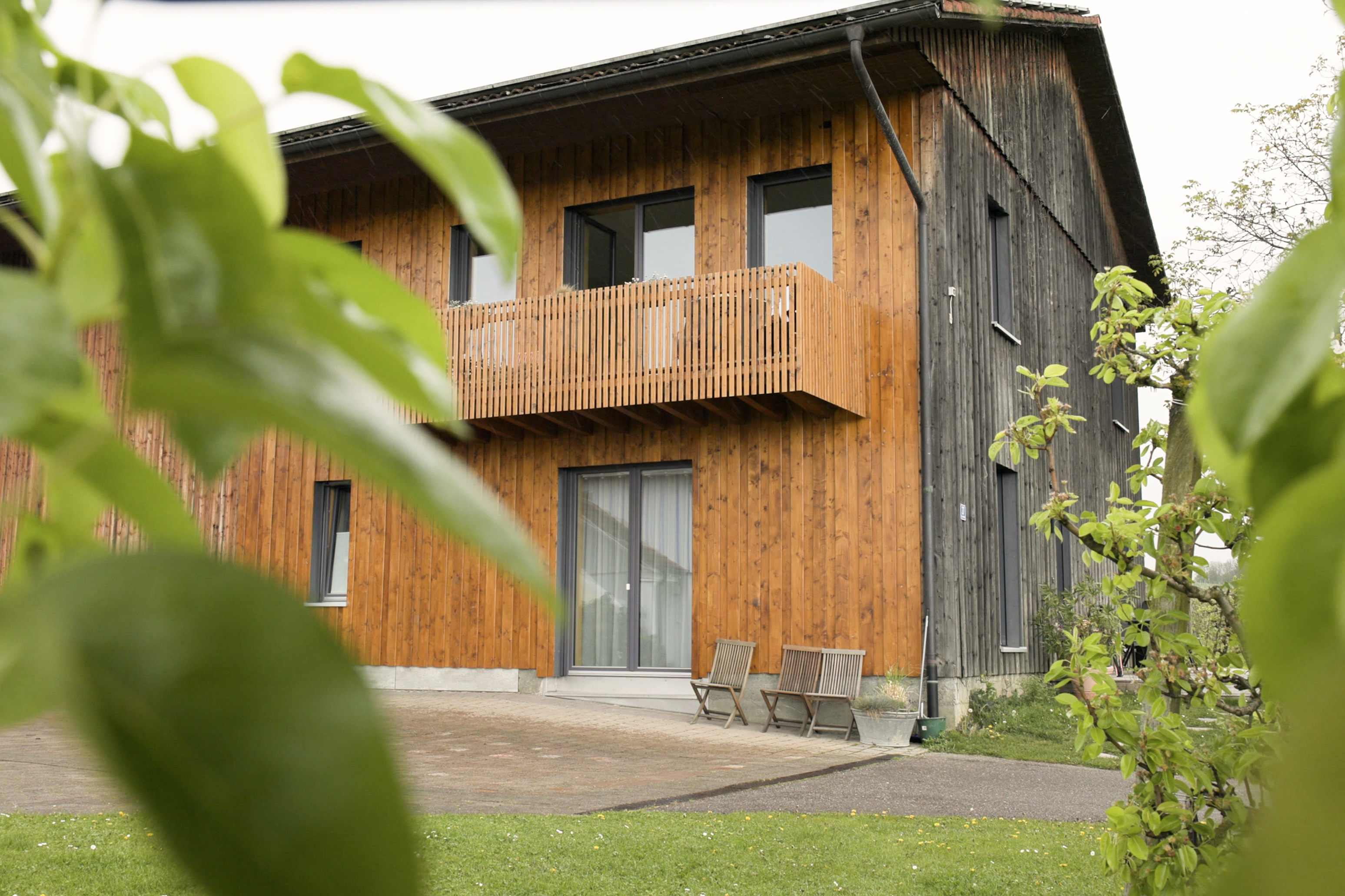 Von der landwirtschaftlichen Nutzung zur Wohneinheit: Die „Schwarze Scheune“ in Bodolz erhält den Architekturpreis 2024 des Bezirks Schwaben. - Foto: Marco Kleebauer/© MK-Fotografie