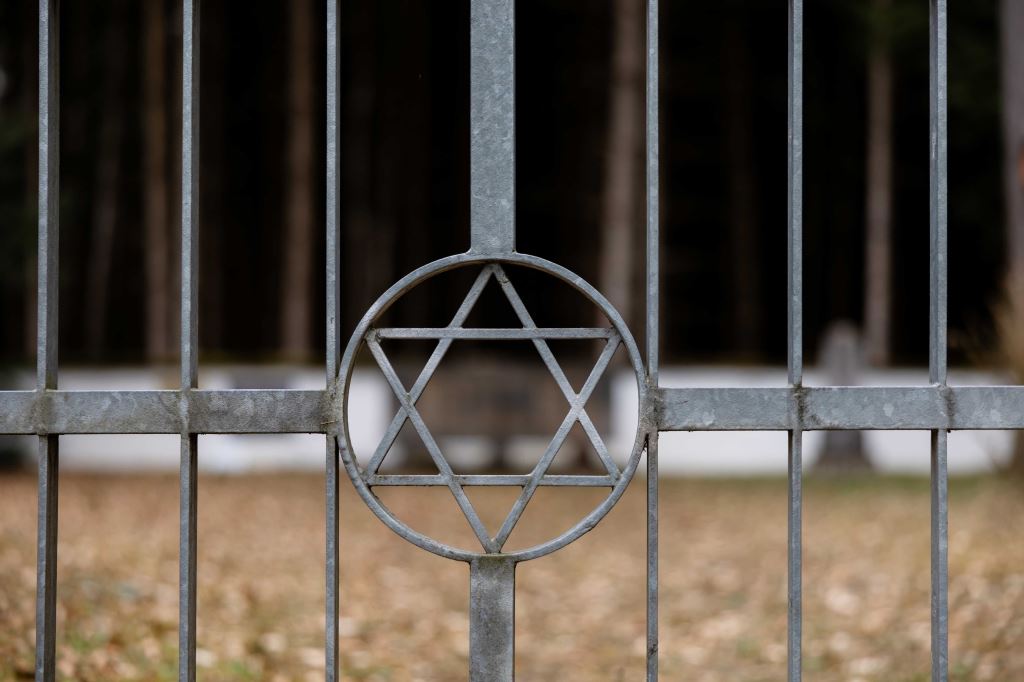 Der KZ-Friedhof und die Gedenkstätte in Mauerstetten-Steinholz erinnert an das Außenlager „Riederloh II“ des KZ Dachau, in dem von September 1944 bis zum 8. Januar 1945 etwa 1.000 Häftlinge untergebracht waren. - Foto: Sarah Schneller