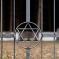 Der KZ-Friedhof und die Gedenkstätte in Mauerstetten-Steinholz erinnert an das Außenlager „Riederloh II“ des KZ Dachau, in dem von September 1944 bis zum 8. Januar 1945 etwa 1.000 Häftlinge untergebracht waren. - Foto: Sarah Schneller