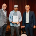 Von links nach rechts: Bezirksheimatpfleger Christoph Lang, Preisträger Joachim Off und der Stellvertretende Bezirkstagspräsident Peter Schiele. - Foto: David Schiffelholz