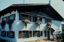 Kleinbauernhaus in Ronsberg, Ende des 17. Jhs. Aufnahme: Ca. 1980er/1990er Jahre.