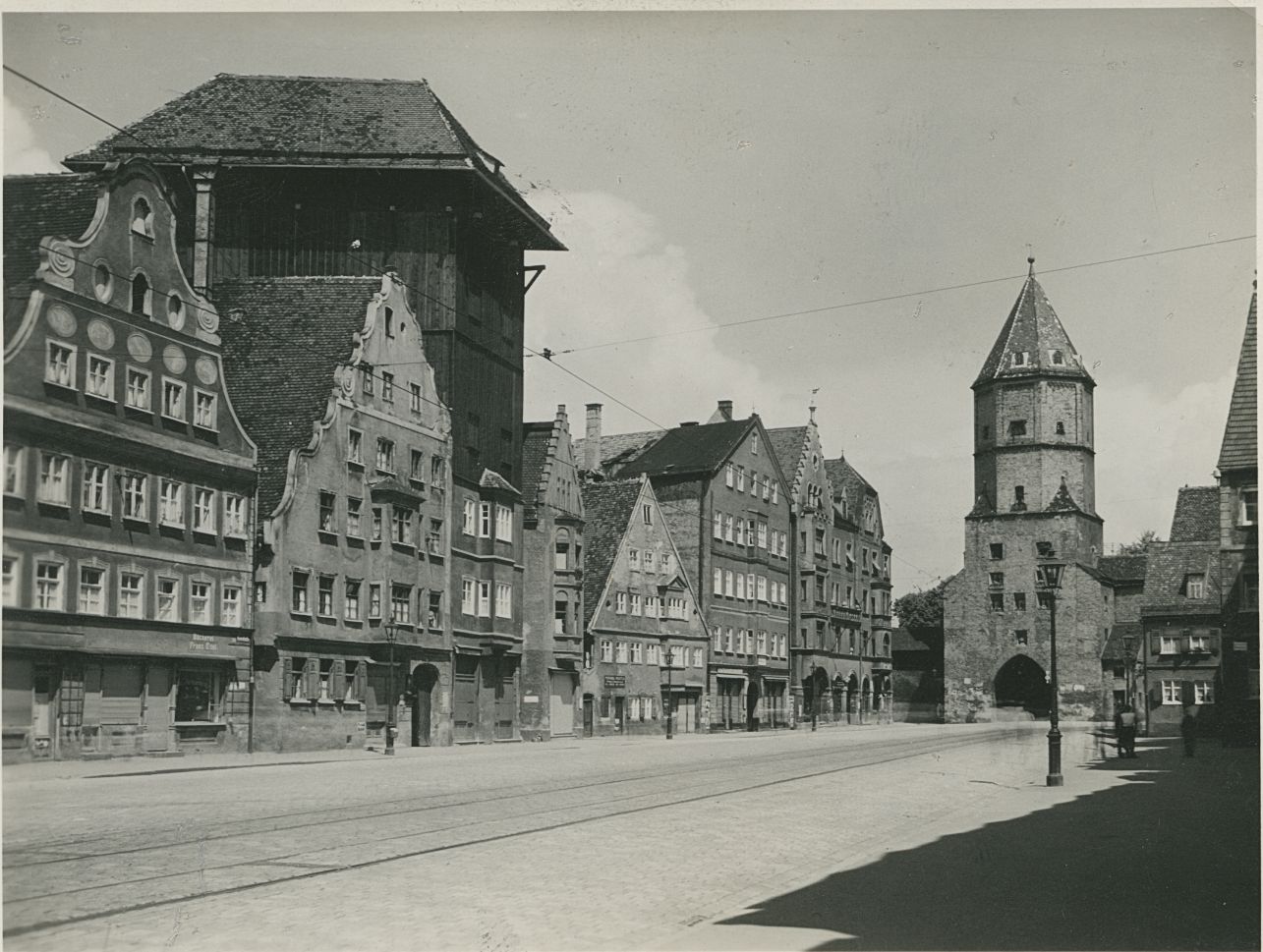 Augsburg, Jakoberstraße mit Färberhaus und Jakobertor. Ca. 1920er/1930er Jahre.