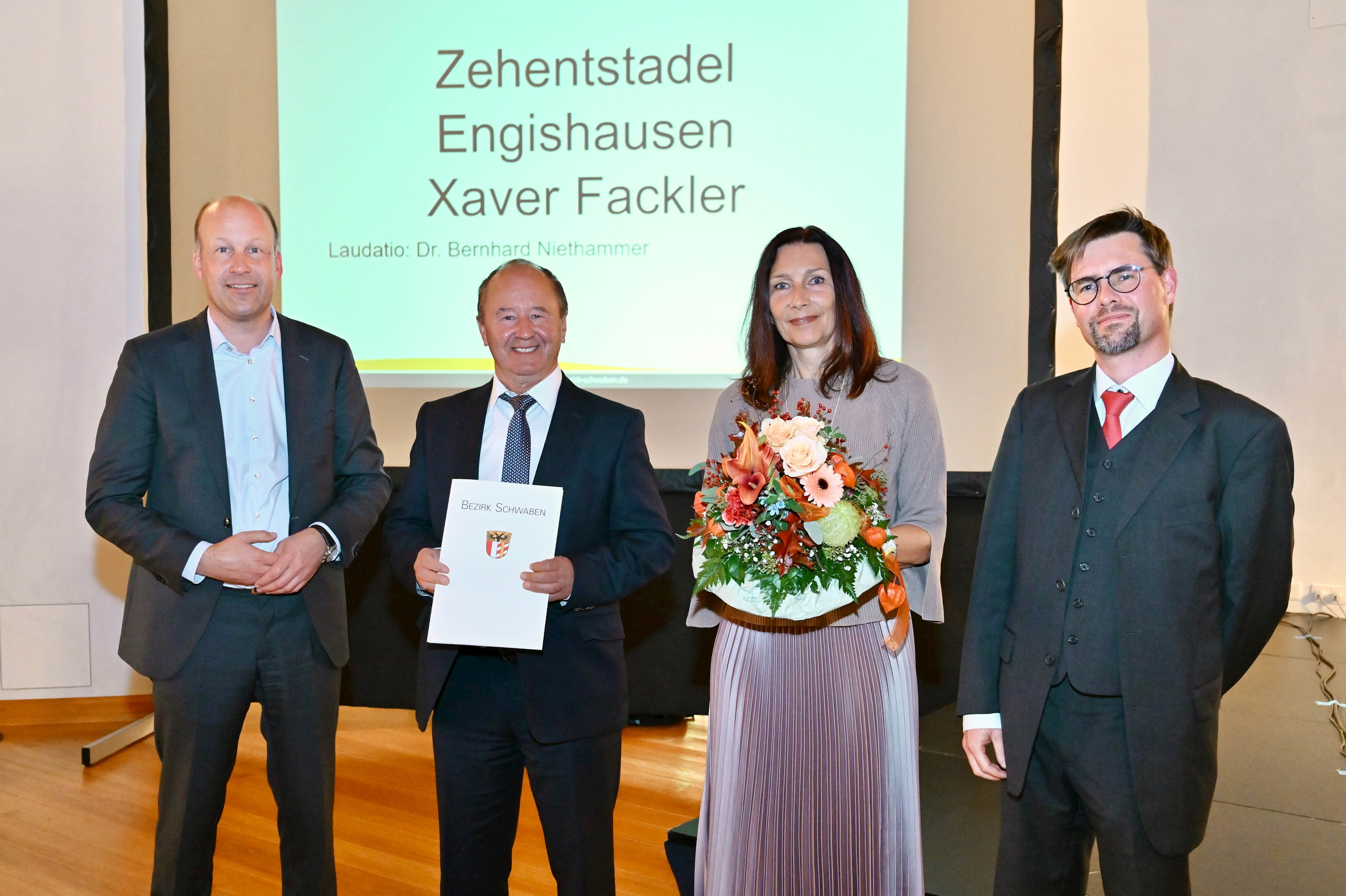 Preisverleihung Denkmalpreis 2020/2021: Für die vorbildliche Sanierung des Zehentstadels Engishausen wurde Xaver Fackler (2.v.l.) ausgezeichnet.