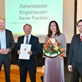 Preisverleihung Denkmalpreis 2020/2021: Für die vorbildliche Sanierung des Zehentstadels Engishausen wurde Xaver Fackler (2.v.l.) ausgezeichnet.