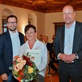 Preisverleihung Denkmalpreis 2020/2021: Frau Rita Failer (Mitte) wurde für ihren Einsatz gewürdigt, dem historischen Bahnhof in Tapfheim neues Leben einzuhauchen.