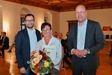 Preisverleihung Denkmalpreis 2020/2021: Frau Rita Failer (Mitte) wurde für ihren Einsatz gewürdigt, dem historischen Bahnhof in Tapfheim neues Leben einzuhauchen.