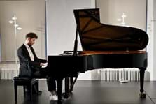 Rahmenprogramm der Preisverleihung 2020/2021 mit Pianist am Flügel