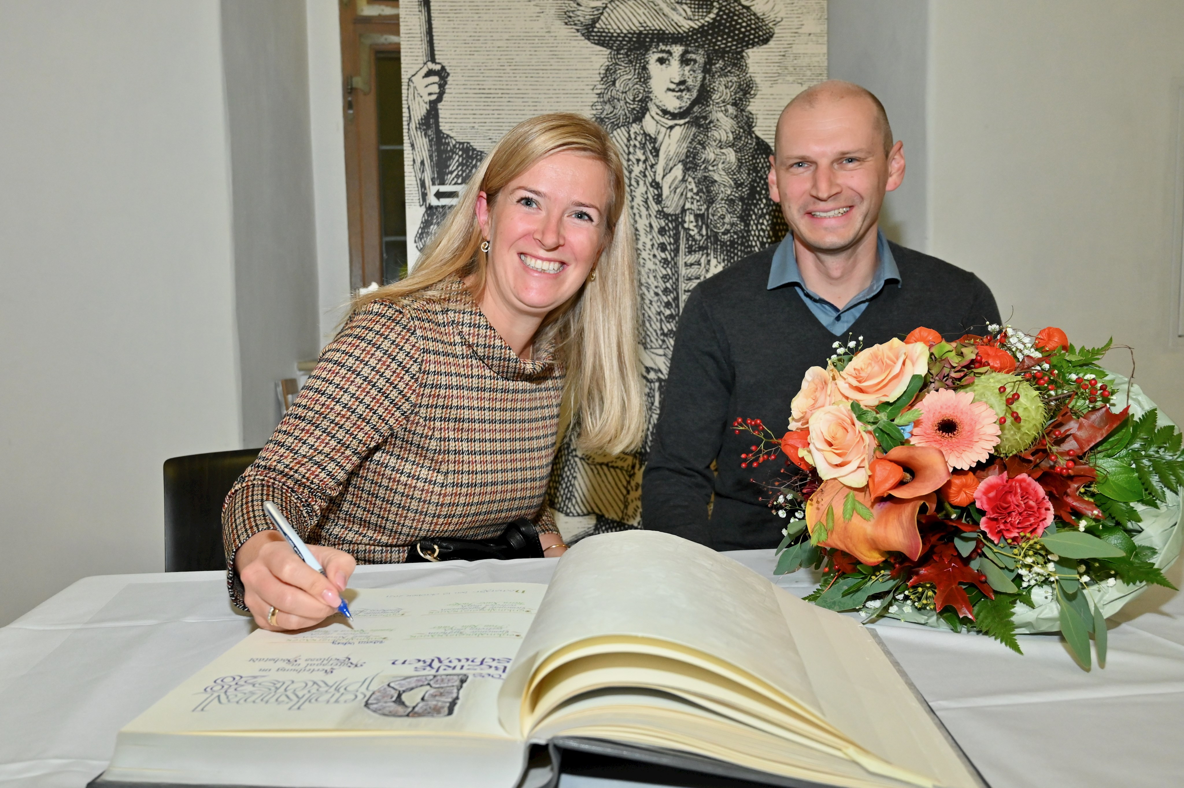 Preisverleihung Denkmalpreis 2020/2021: Familie Viehweg trägt sich in das Buch ein.