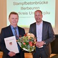 Preisverleihung Denkmalpreis 2020/2021: Walter Pleiner (links) nahm stellvertretend für den Landkreis Unterallgäu die Auszeichnung für die Sanierung der Stampfbetonbrücke Illerbeuren entgegen.